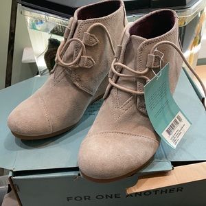 NWT toms kala suede bootie sz 7.5 taupe